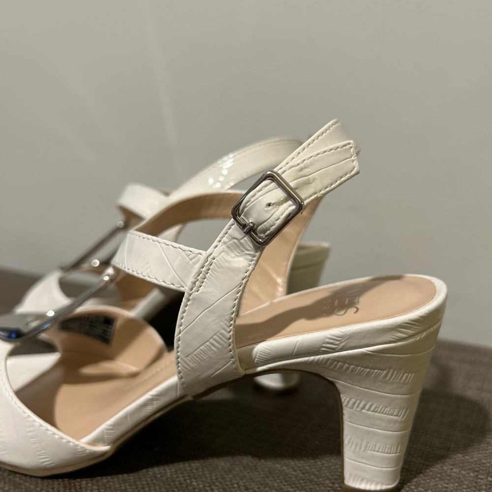 Jones New York Elegant White Sandals with Silver Accent - Picture 6 of 14